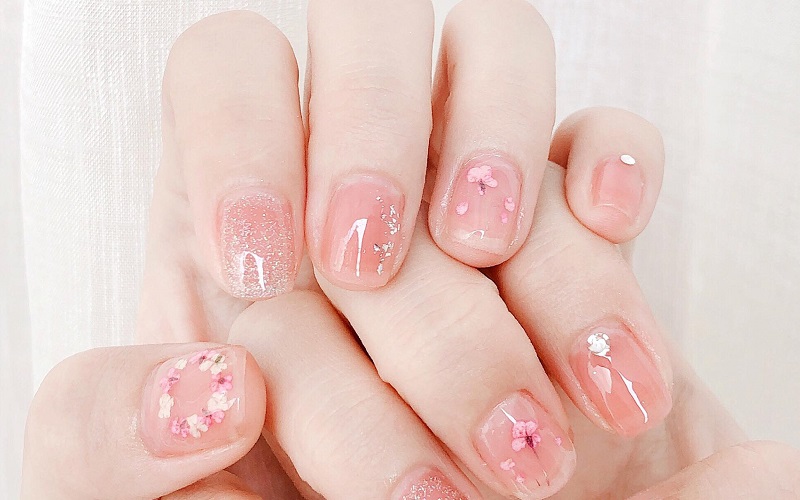 10+ mẫu nail màu hồng “chạy trốn” hiện nay